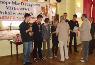 Drużyna XIV LO Wrocław: Krzysztof Ratajczyk, Arkadiusz Bebel, Anna Piekarska, Agata Rosiak, Piotr Markowski, Maciej Kukła, Karpacz, 29.05.2010.