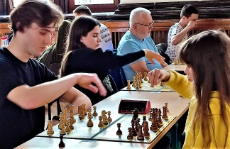 W grze w szachy bardzo ważna jest prawa ręka. Memoriał Ryszarda Więckowskiego, Centrum Kreatywności TALENT we Wrocławiu, 23.04.2023. Zdjęcie - Vika Trofimova.