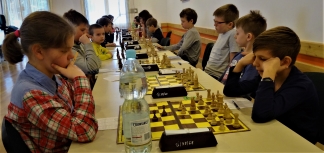 Podczas partii turniejowej picie wody bywa bardzo wskazane, a szczególnie wtedy, gdy przeciwnik zagrał gambit królewski. Turniej szachowy podczas obozu szachistów MDK Śródmieście Wrocław w Lewinie Kłodzkim 11-18.02.2017.