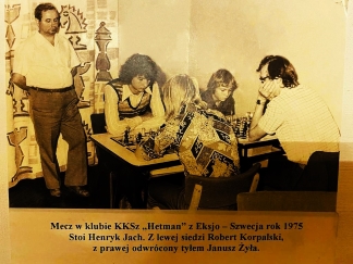 Mecz w klubie KKSz "Hetman" z Eksjö - Szwecja rok 1975. Stoi Henryk Jach. Z lewej siedzi Robert Korpalski, z prawej odwrócony tyłem Janusz Żyła.